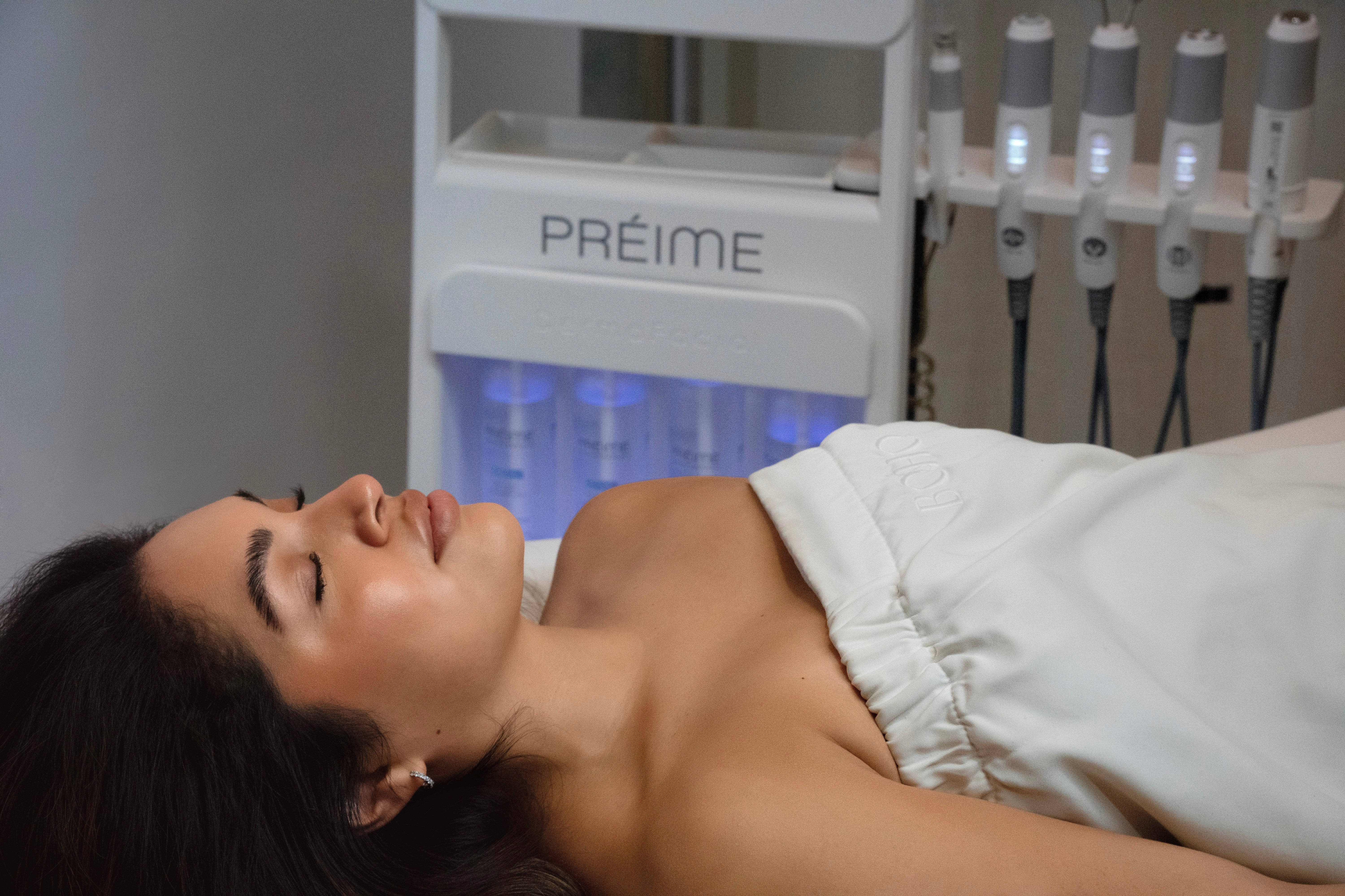 Dermaplaning Hero image section